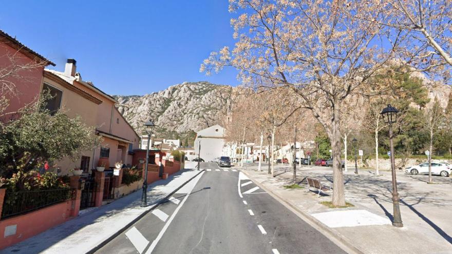 Un carrer de Collbató, amb Montserrat al fons | EL PERIÓDICO