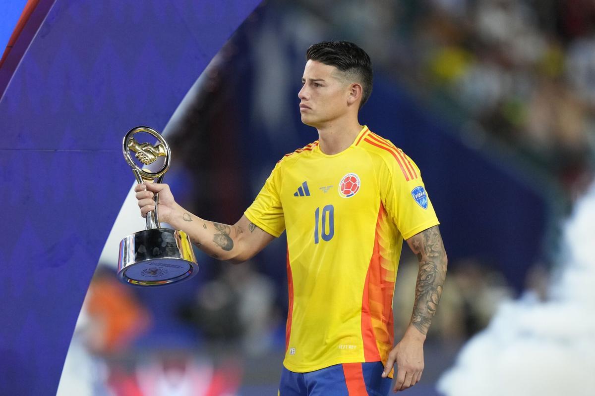 James Rodríguez, con el trofeo de mejor jugador de la Copa América.