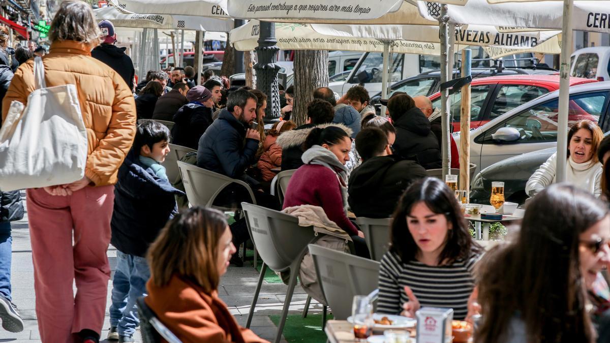 Varias personas sentadas en una terraza en Madrid.
