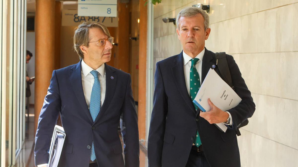 El presidente de la Xunta, Alfonso Rueda, y el conselleiro de Facenda, Miguel Corgos.