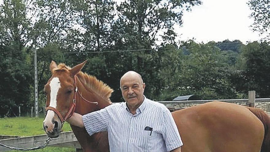José Luis Regadera, en una imagen reciente tomada junto a un caballo.