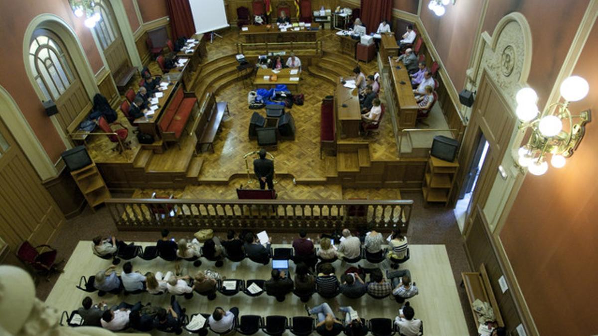 El jurado, a la derecha, durante el juicio celebrado en la Audiencia de Barcelona contra el yerno de los Tous, Lluís Corominas.