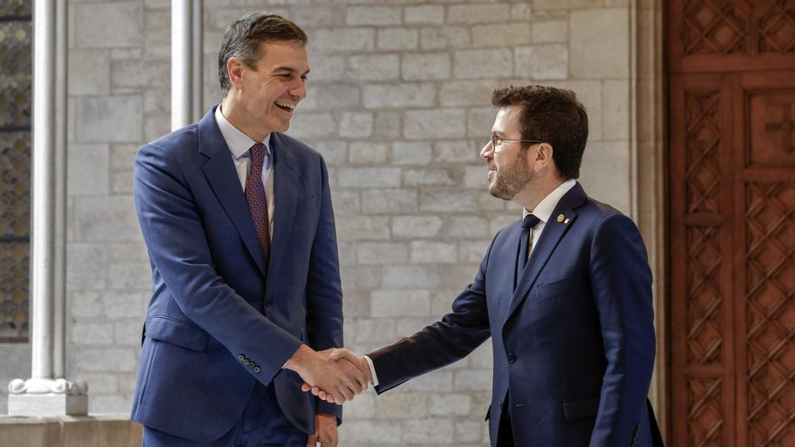 El presidente del Gobierno, Pedro Sánchez, y el president de la Generalitat, Pere Aragonès, durante su reunión en Barcelona el 21 de diciembre de 2023.