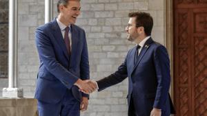 El presidente del Gobierno, Pedro Sánchez, y el president de la Generalitat, Pere Aragonès, durante su reunión en Barcelona el 21 de diciembre de 2023.