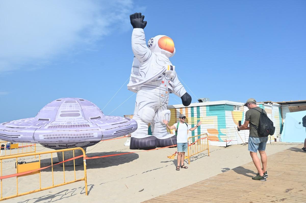 Platillo volante y astronauta dan la bienvenida al público.
