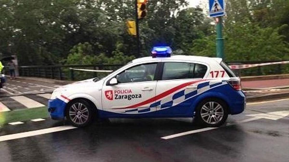 Coche de Policía Local en el barrio de Las Fuentes