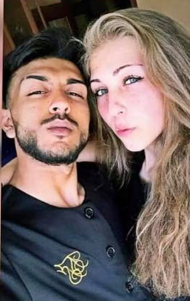 Una joven y su novio degüellan a la madre de ella y ocultan su cadáver en la bañera durante meses