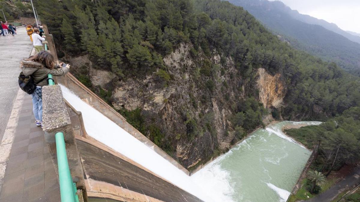 Las lluvias de marzo han  obligado a desembalsar los pantanos de Guadalest, en  la imagen, y Beniarrés