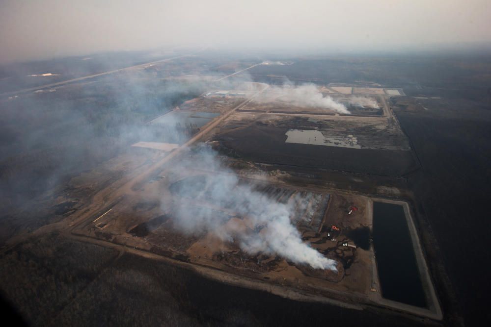 El incendio registrado en la localidad canadiense de Fort McMurray, en el estado de Alberta, ha destruido miles de hectáreas y de viviendas.