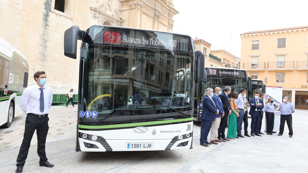 La presentación de los nuevos autobuses híbridos del servicio público de Elche.