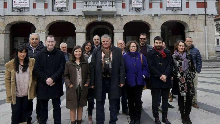 La candidatura de Imagina Mieres, con Juana Sosa sexta por la izquierda, al fondo