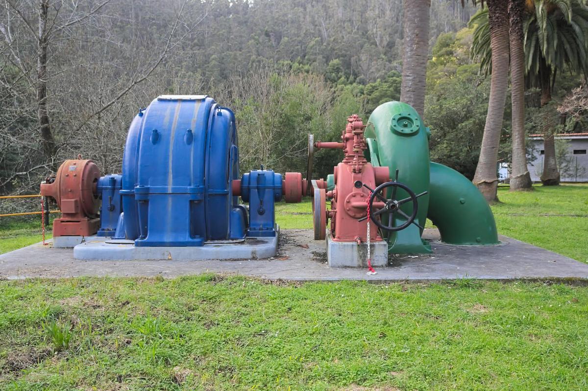 Algunas de las turbinas generadoras de electricidad expuestas en los jardines de la Central Hidroeléctrica del Tambre