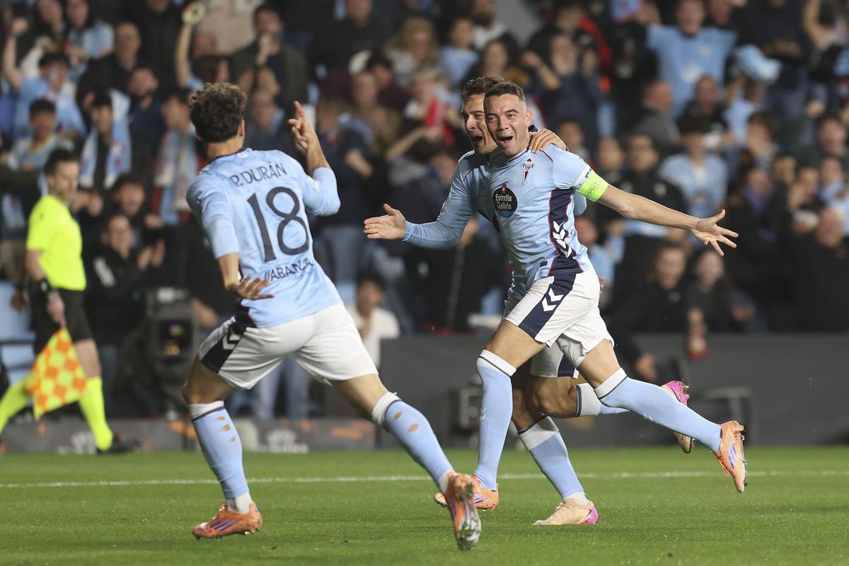 VIGO (PONTEVEDRA), 23/10/2025.- Los jugadores del Celta celebran su primer gol, obra de Iago Aspas (d), durante el partido de Liga Europa de fútbol entre Celta de Vigo y Niza, este jueves en Balaídos. EFE / Salvador Sas