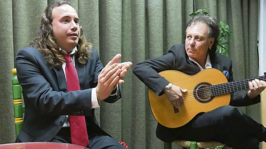 Luis Perdiguero (izquierda) junto a Antonio Carrión durante una actuación en la peña flamenca de Zamora.