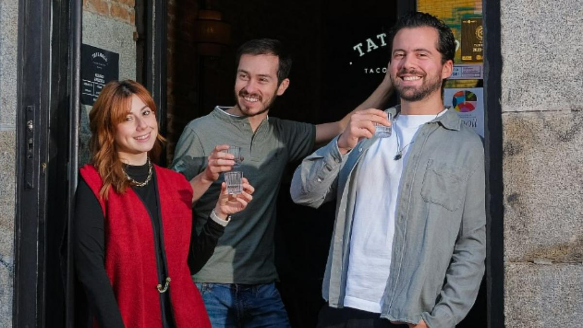 Daniel Martínez, Guillermo Orozco y Jimena, los tres socios de Tatemado, en el restaurante que han consolidado en La Latina.