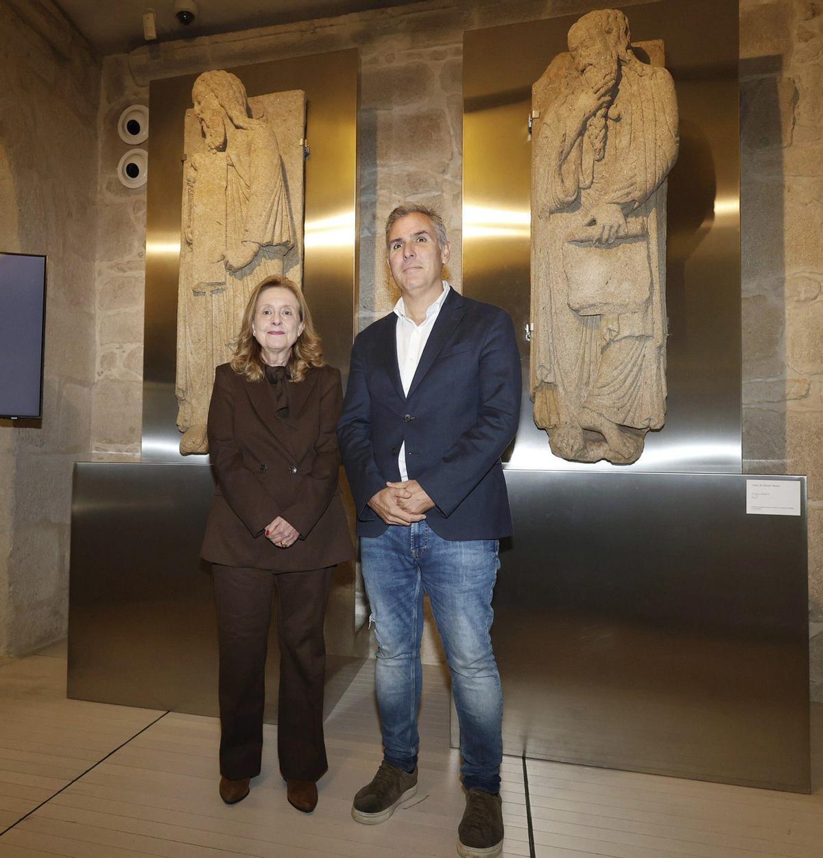 Ángeles Tilve y Rafa Domínguez, ayer, en la presentación de las piezas románicas. | Gustavo Santos