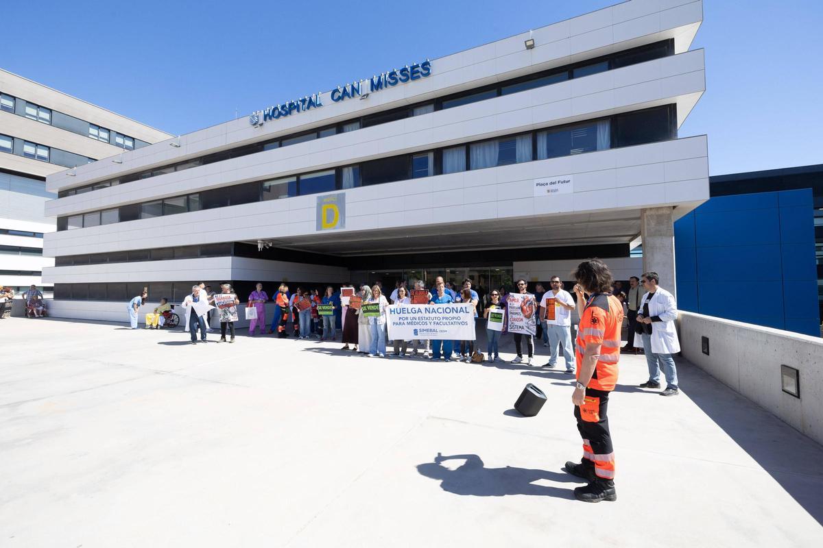 Imágenes de la concentración de la huelga de médicos en las puertas de Can Misses