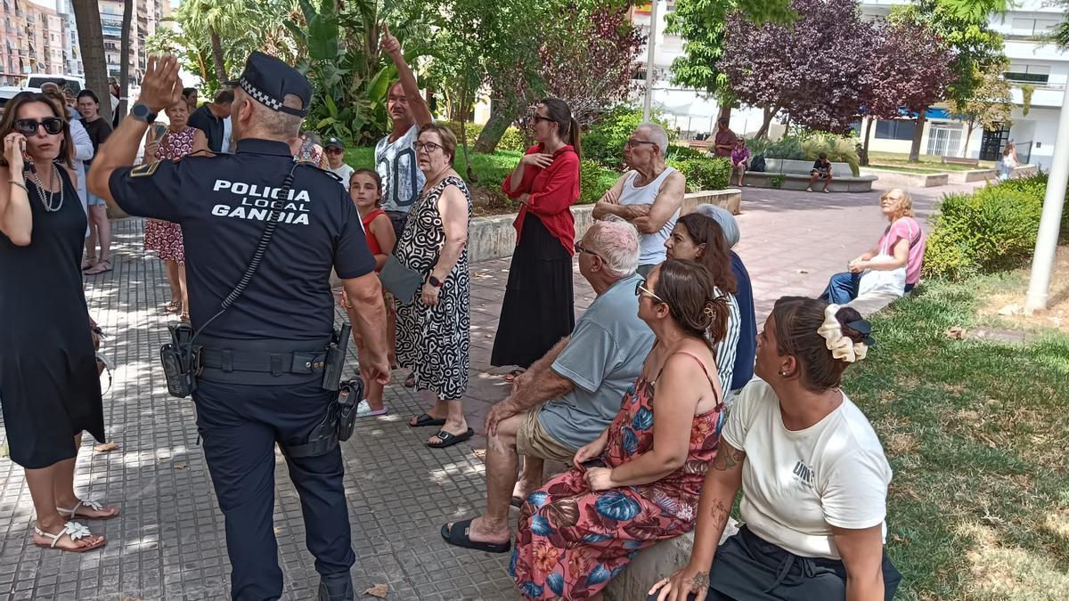 Parte los vecinos desalojados.