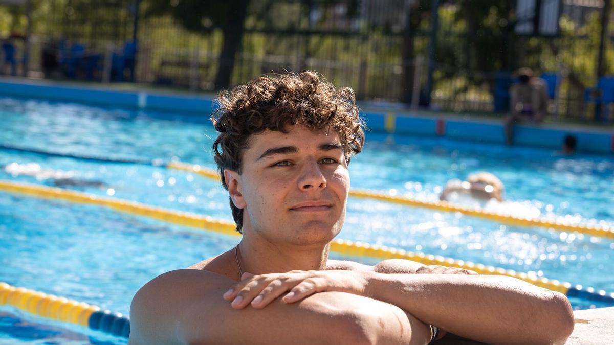 Adrián Andrés en el borde de la piscina.