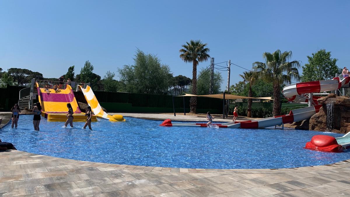 La nova piscina d&#039;un càmping de la Vall d&#039;Aro, en una imatge publicada aquest 14 de maig del 2021. (Horitzontal)