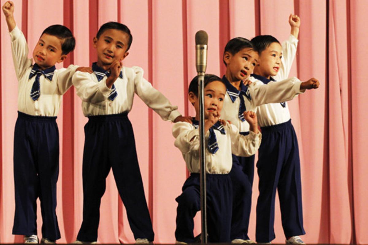 Uns nens actuen en un teatre de la ciutat de Rason, a Corea del Nord.