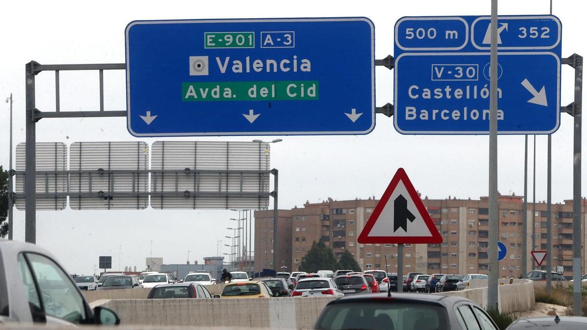 Cartell d’entrada a l’avinguda del Cid amb el topònim de València en castellà