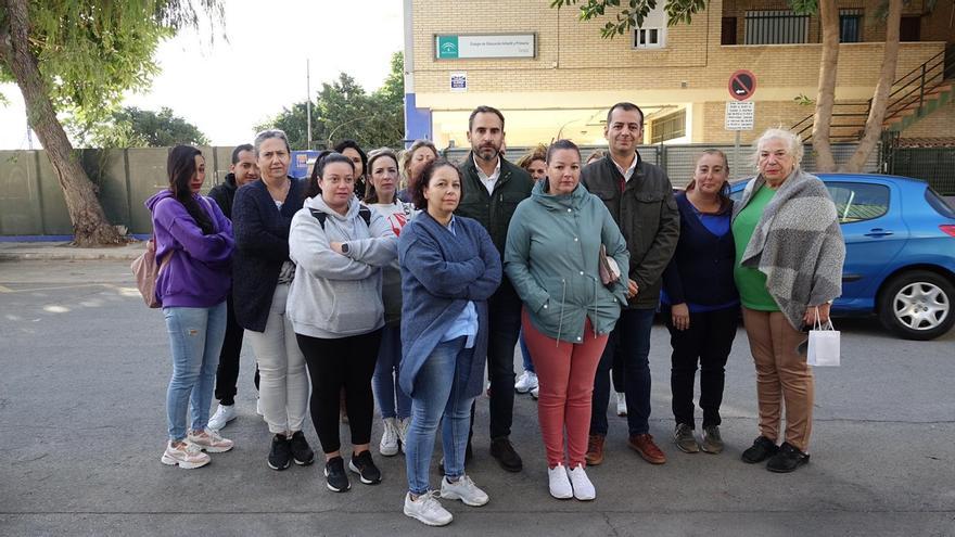 Ediles del grupo municipal socialista, junto a madres y padres de alumnos del CEIP El Tarajal