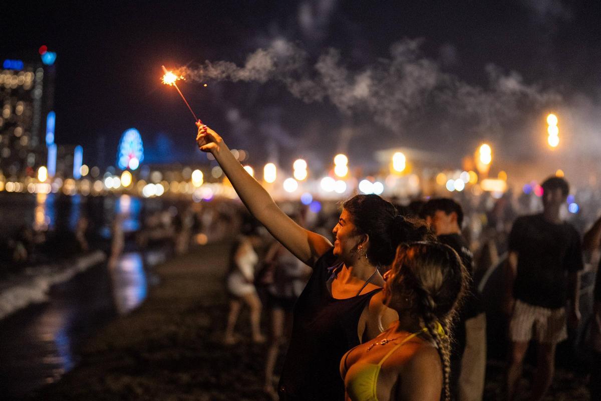 La playa de la Barceloneta llena para celebrar la noche de Sant Joan La playa de la Barceloneta llena para celebrar la noche de Sant Joan