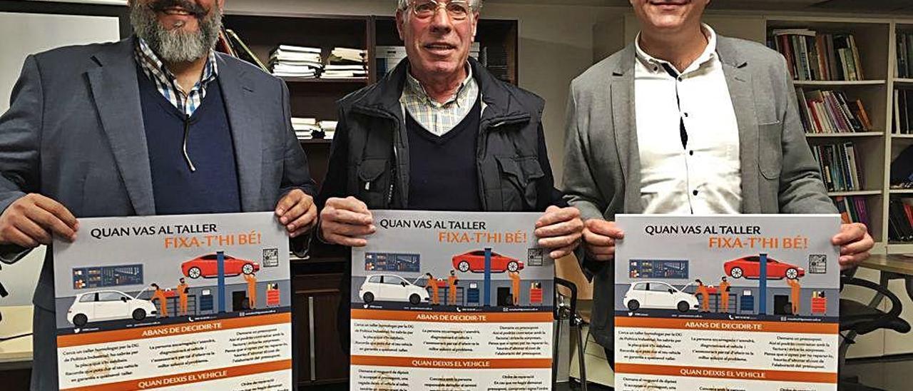 Manuel Porras, Julio GonzÃ¡lez y Xisco Dalmau con los carteles de la campaÃ±a de derechos en los talleres.