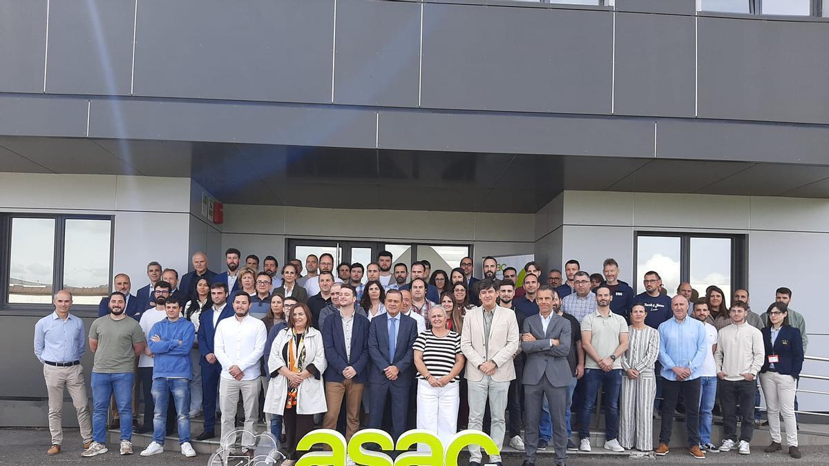 Foto de familia de empleados y autoridades en la visita a las instalaciones de ASAC.