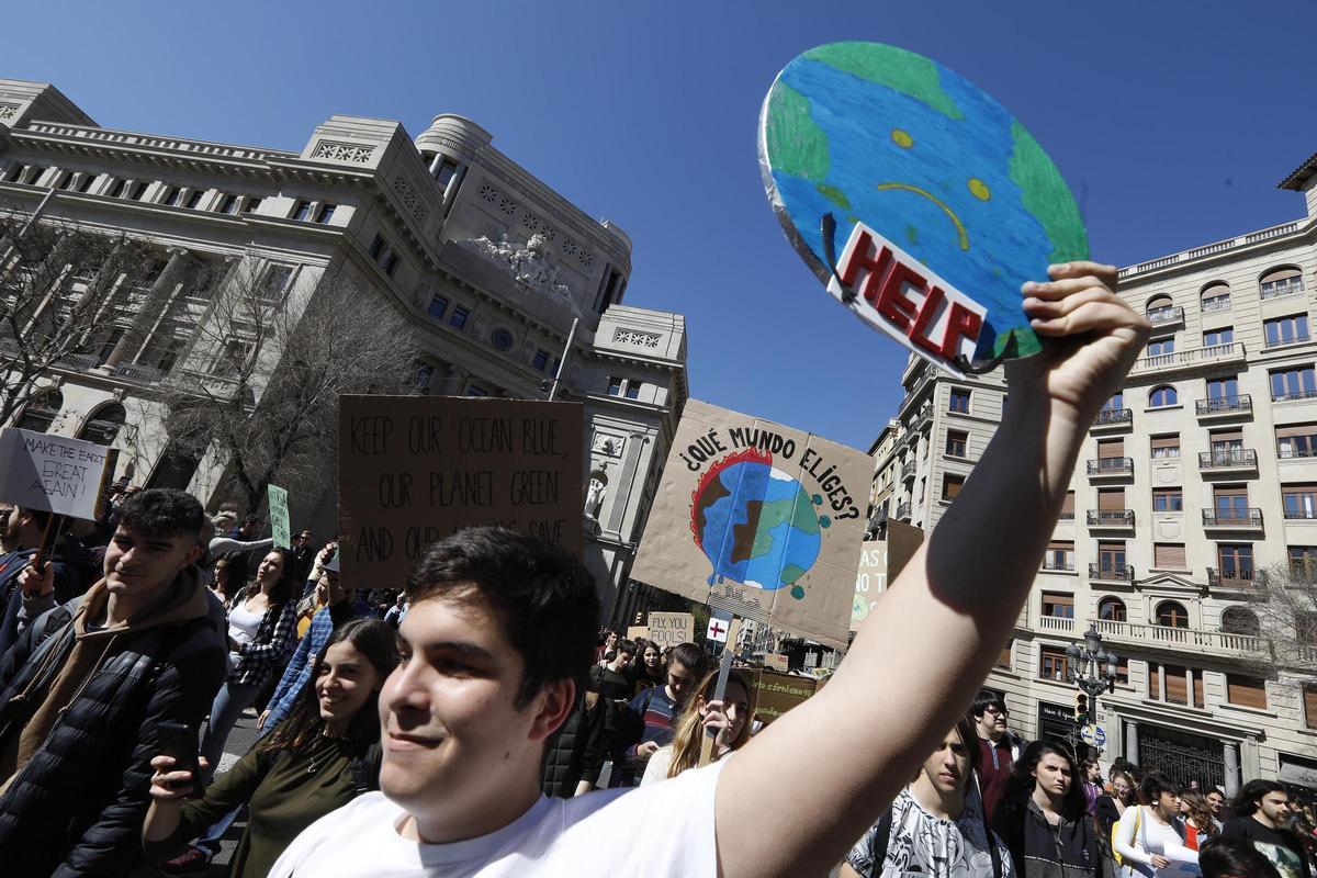 Fotografía de archivo de jóvenes participando en una manifestación para pedir una respuesta inmediata ante el cambio climático.