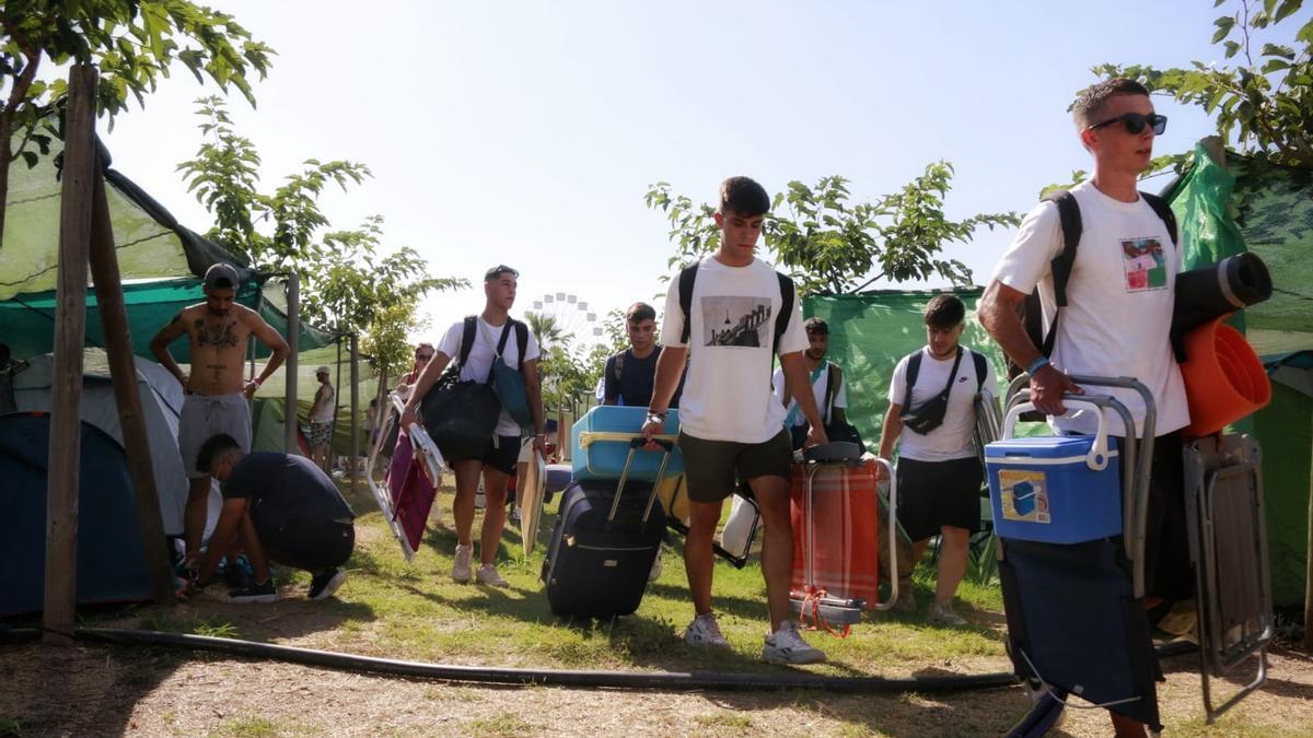 Los &#039;medusers&#039; que acamparon el jueves soportarán la ola de calor en pleno festival.