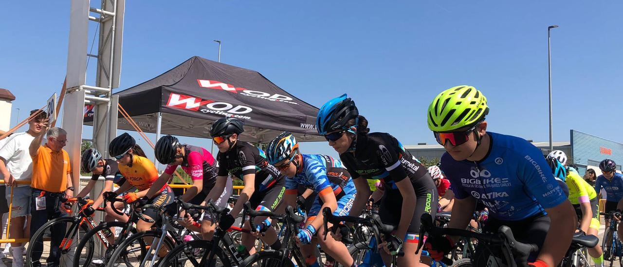 Ciclistas en la salida de una de las carreras de la Pobla Llarga