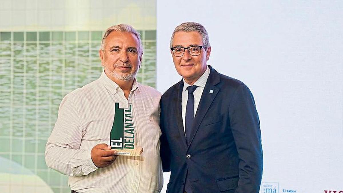 Francisco Salado entregó a Enrique Rodríguez El Premio Sabor a Málaga.