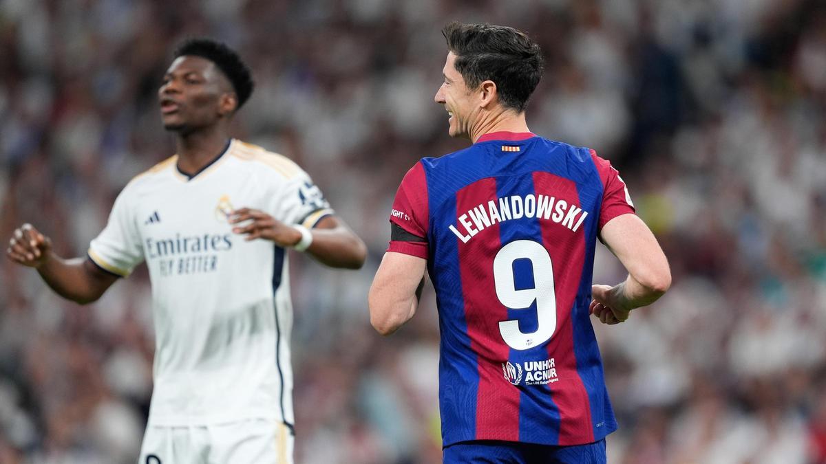 Lewandowski y Tchouámeni durante el clásico Madrid-Barça en el Bernabéu.