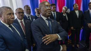 El primer ministro interino Patrick Boisvert, en el centro, flanqueado por los miembros del consejo de transición en Puerto Príncipe, capital de Haití.
