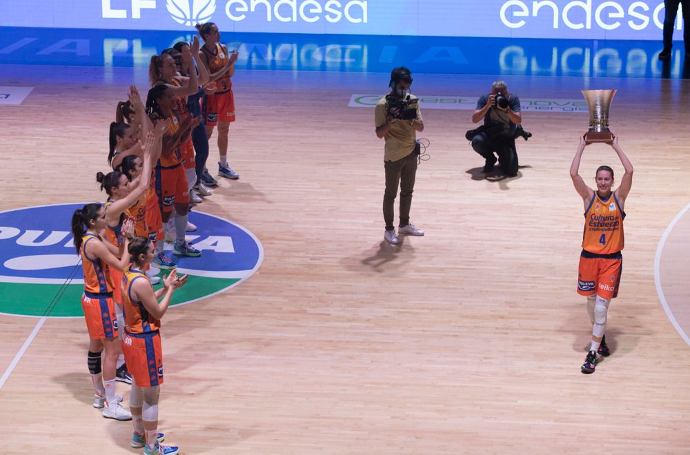 El Valencia iza el estandarte de la Supercopa con una Fonteta entregada