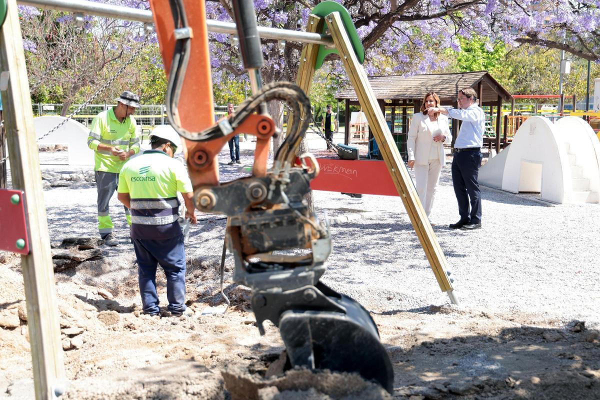 Trabajos de construcción de la nueva zona de juegos infantiles.