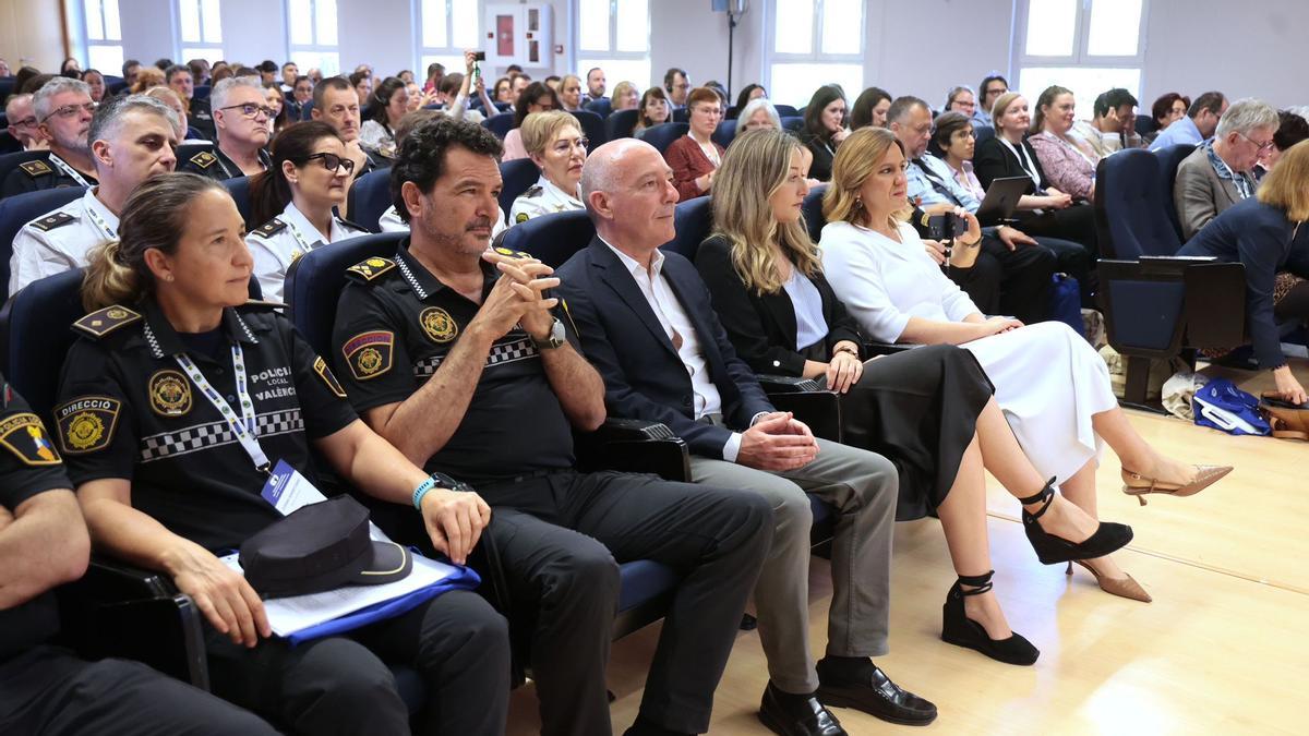 La alcaldesa de València y el jefe de la Policía Local en un momento del simposio