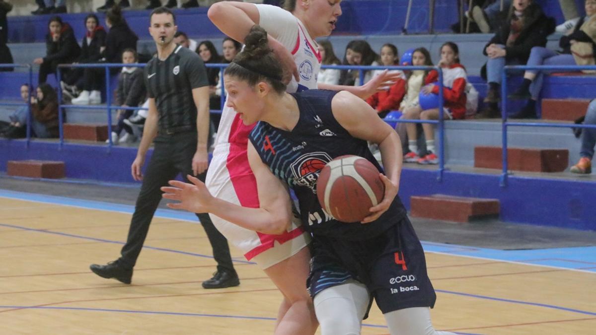 Camille Zimmerman intenta superar a una rival.