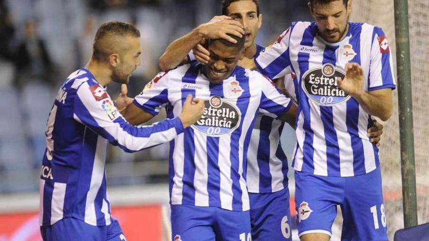 Cavaleiro, Fariña, Toché y José Rodríguez celebran un gol anotado por el primero.
