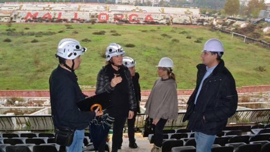 Los técnicos del consistorio y los responsables de la demolición, ayer en las gradas del Lluís Sitjar.