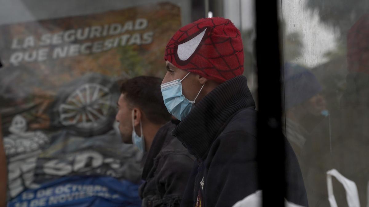 Detenidos decenas de migrantes en Ceuta para identificarlos y hacerles PCRs