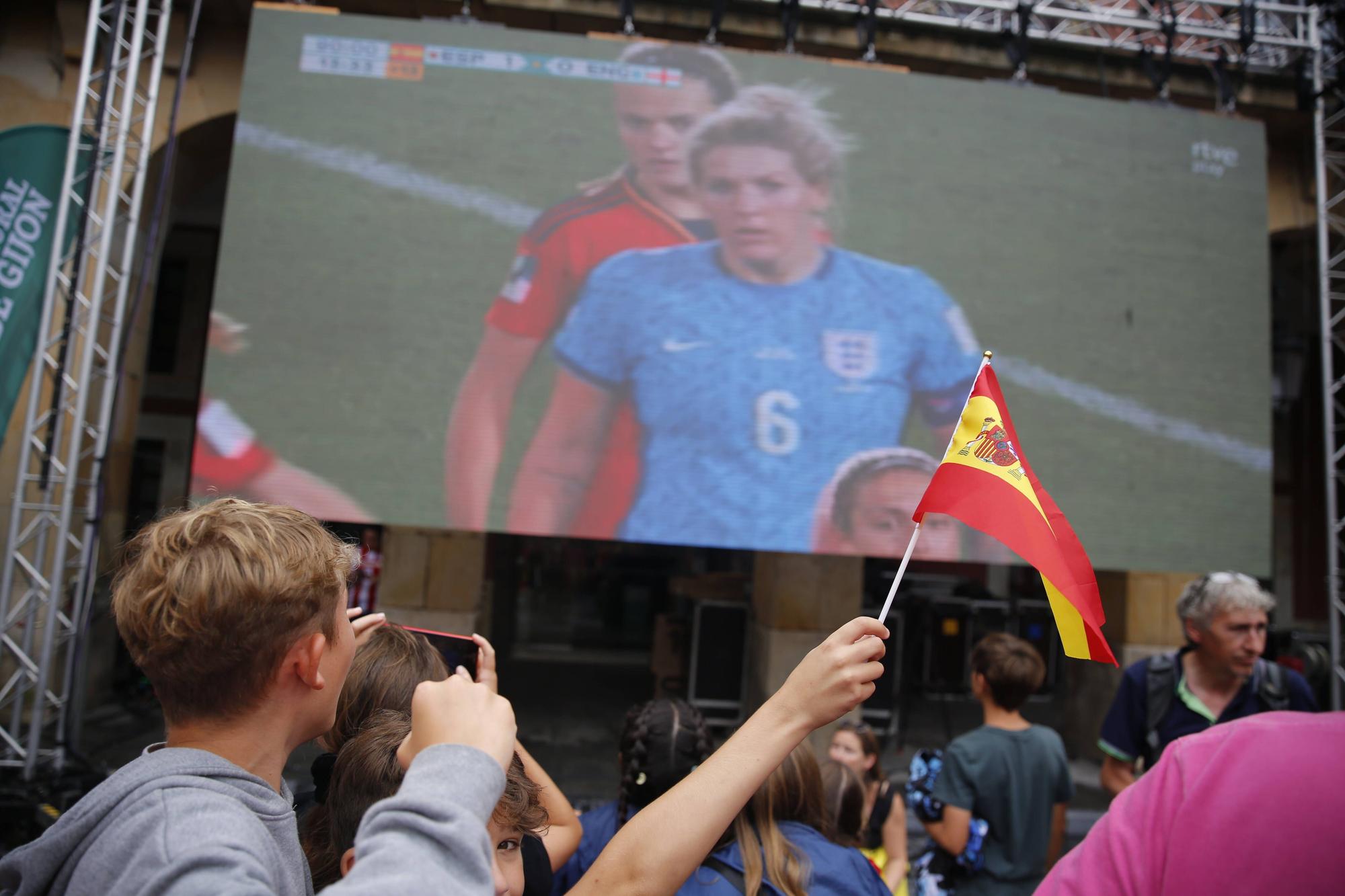 Gijón se vuelca (pese a la lluvia) animando a España en la final del Mundial de fútbol femenino