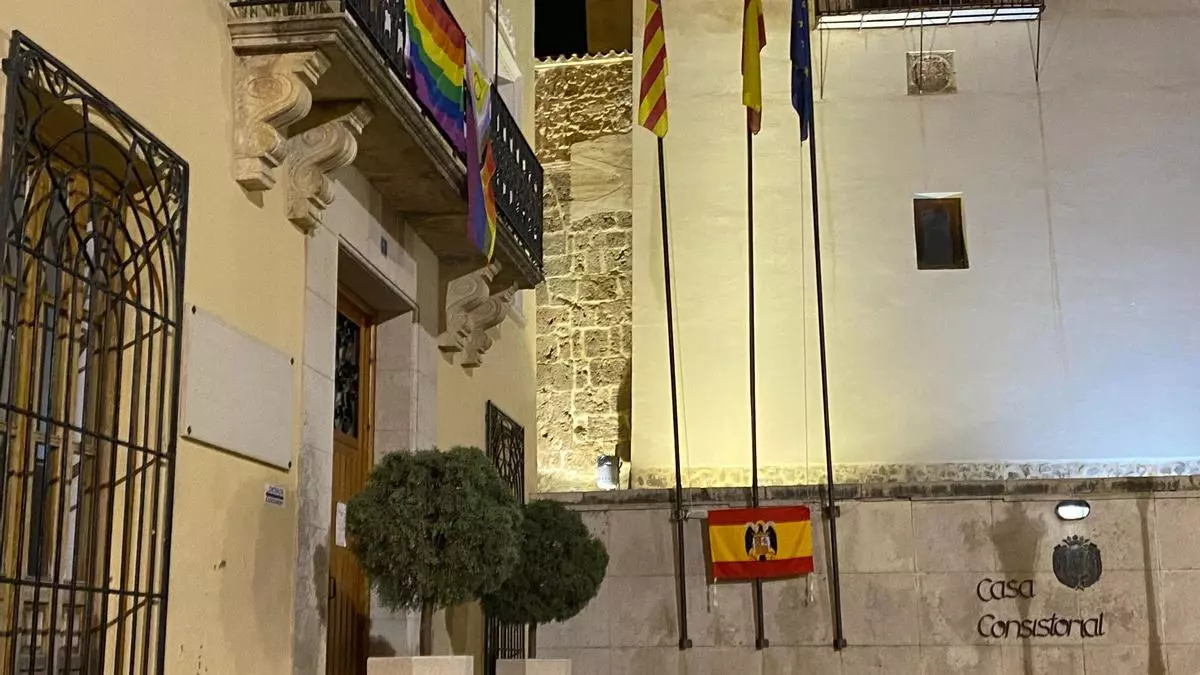 A juicio por colgar una bandera franquista y arrancar las enseñas LGTBIQ+ del Ayuntamiento de Albaida