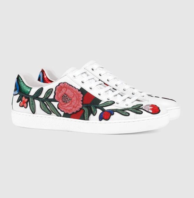 Zapatilla deportiva con bordados florales de Gucci