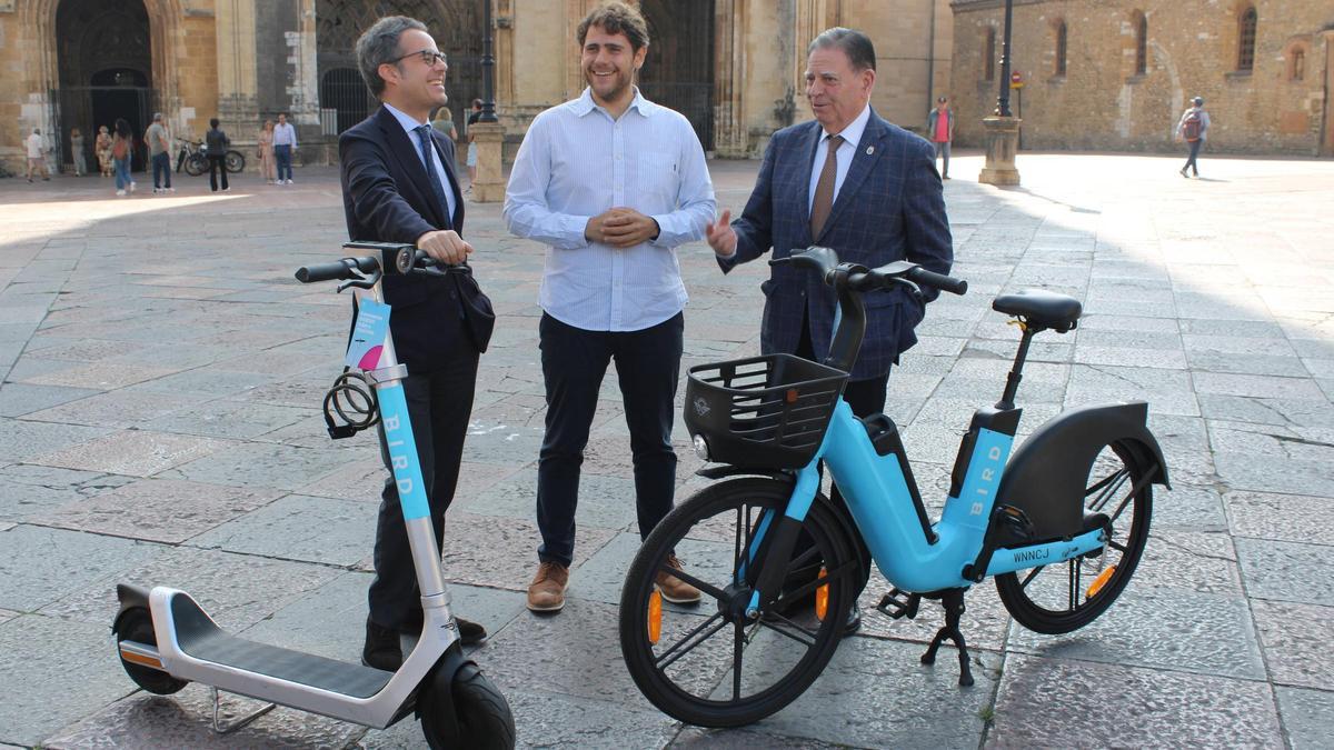 La presentación de las bicicletas y patinetes eléctricos de alquiler el pasado junio en la plaza de la Catedral.