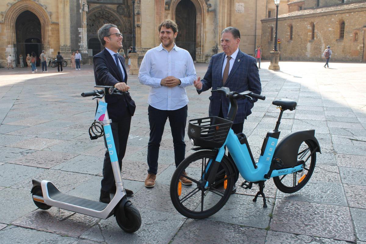 La presentación de las bicicletas y patinetes eléctricos de alquiler el pasado junio en la plaza de la Catedral.