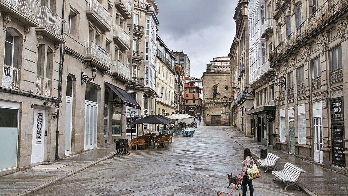 Terrazas vacías y poca afluencia por las calles de Ourense, tras las nuevas restricciones.