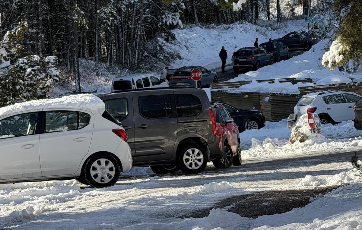 Pàrquing del restaurant Els Roures, per la banda de baix, aquest diumenge al matí
